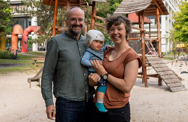 Bild zur Presseinformation "Hilfe für die kleine Alba – Ärzt*innen der UMG korrigieren seltene Schädelverformung"