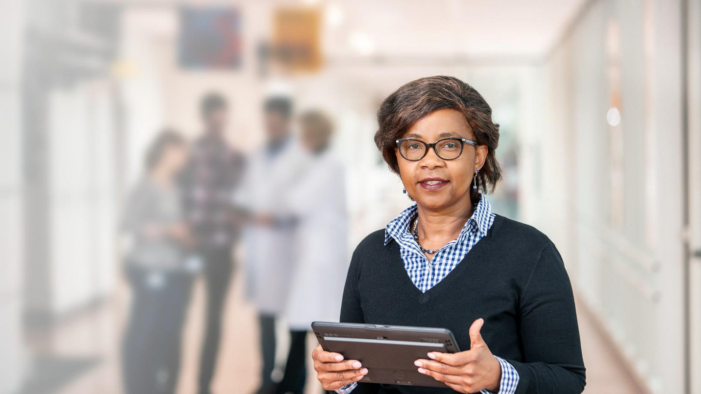 Verwaltungsangestellte mit einem Tablet