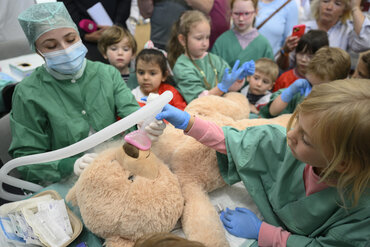 Bild zur Presse-News "Teddybärkrankenhaus – professionelle Hilfe für kranke Kuscheltiere"