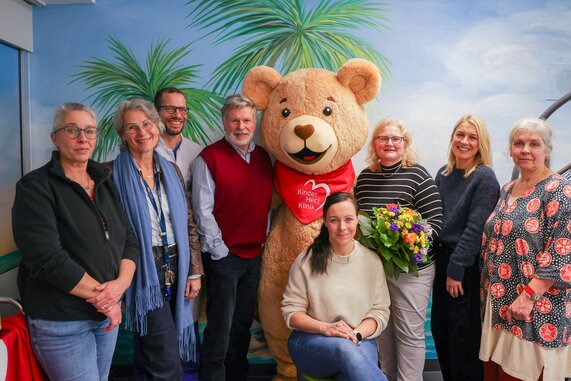 Erföffnung der Bewegungsinsel vor der kardiologischen Station mit Maskottchen Pauli