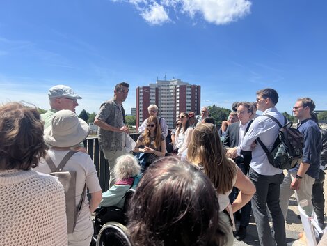 Auf dem Bild zu sehen ist die Baustellenführung an der Baugrube des NIKO der Universitätsmedizin Göttingen im Rahmen des Alumni-Tags Medizin 2026.