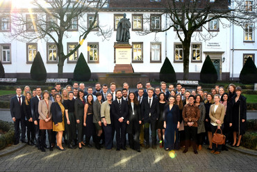 Gruppenfoto mit 63 von insgesamt 135 Absolvent*innen im Studiengang der Humanmedizin der Medizinischen Fakultät.