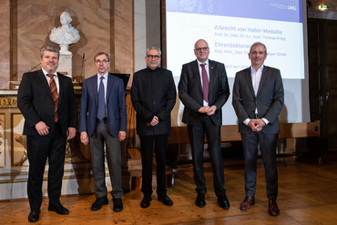 Link zur Presseinformation Nr. 039 zum Thema "Höchste Auszeichnungen: Ehemalige Vorsitzende des Stif¬tungsausschusses Universitätsmedizin Göttingen erhalten Albrecht von Haller-Medaille und Ehrendoktorwürde"